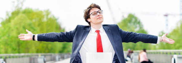 在外面工作的充满活力的年轻高管图片下载