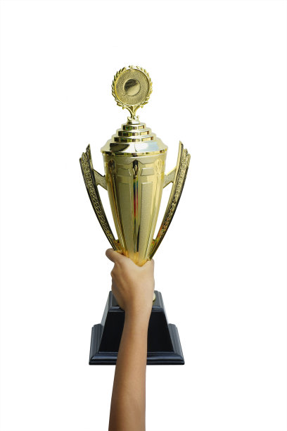 冠军奖杯的金杯放在少女的手上图片下载
