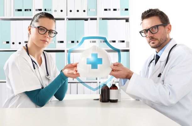 医疗健康保险理念，医生双手带防护头盔图片下载