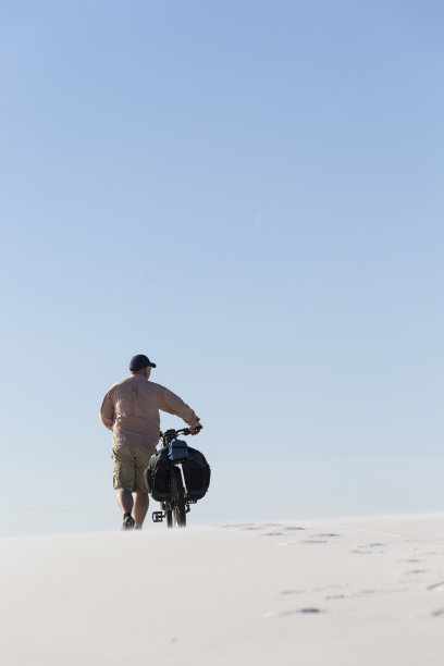 穿越沙漠。图片下载