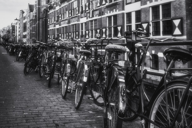 自行车停在乌德齐伊德·科尔克运河的栏杆旁图片下载