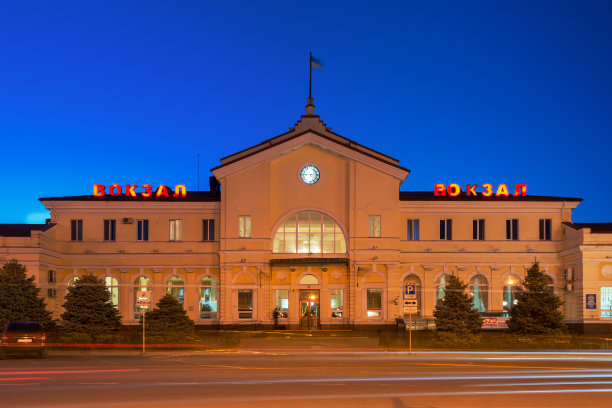 晚上在科尔森火车站。乌克兰图片下载