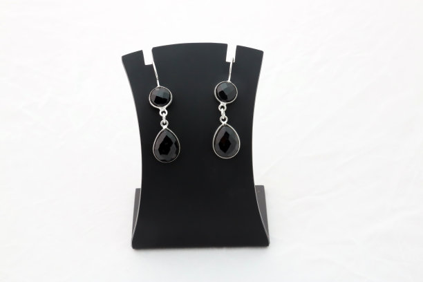 黑色银色耳环ac图片下载