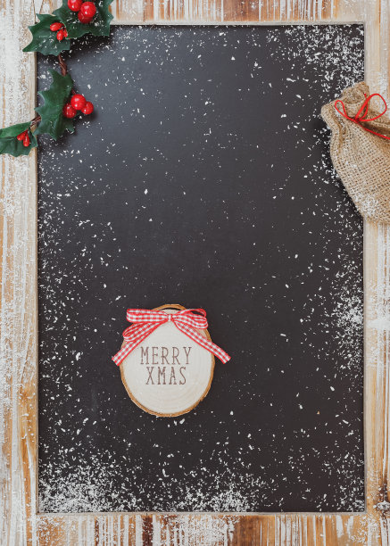 黑板上写着圣诞快乐的木头标语图片下载