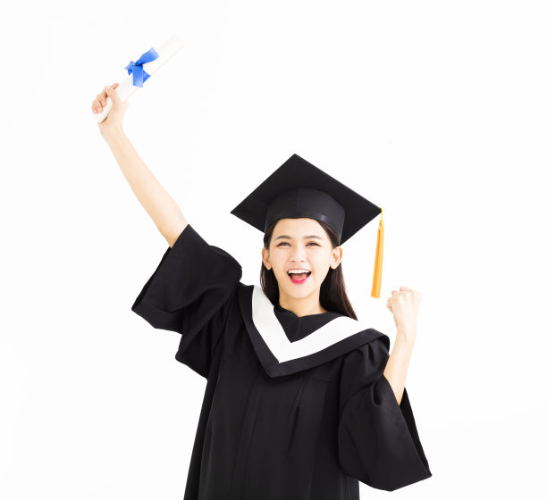 快乐的毕业生女人展示文凭图片下载
