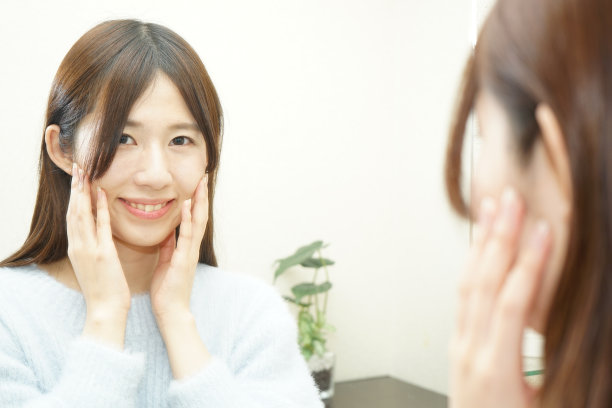 年轻女子在房间里护理皮肤素材图片