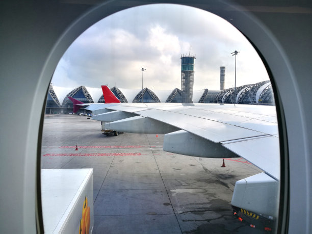 从飞机窗口看到的天空和机场图片下载