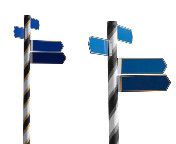 在白色孤立的背景上空白四个方向路标图片下载