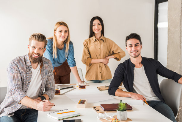 办公室里有创意的微笑小组图片下载