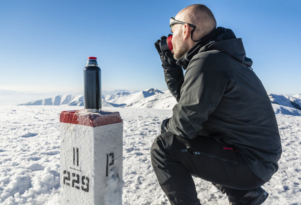 冬天，游客们在山里喝热茶。图片下载