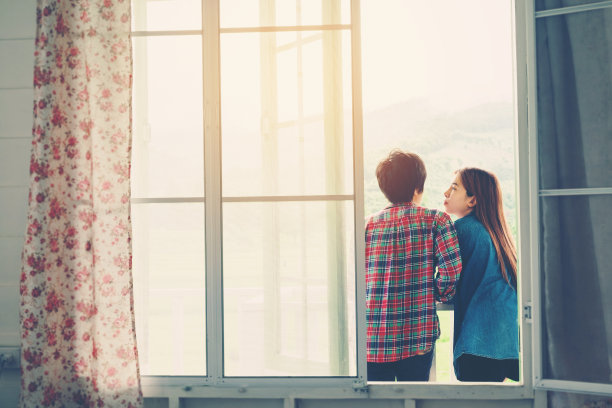 旅游情侣在享受和放松的时间图片下载