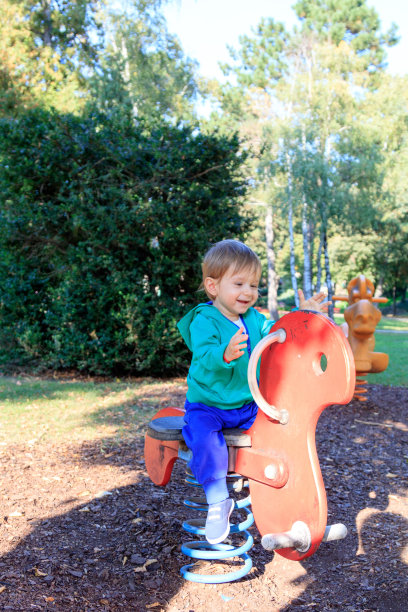 公园里的宝宝快乐图片下载