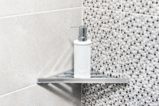 豪华浴室里的白色洗发液瓶图片下载