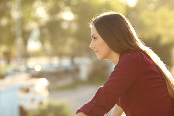 阳台上愤怒的女人图片下载