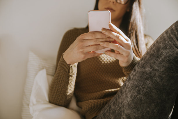 一个年轻的女孩图片下载