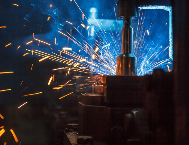 焊接机器人在汽车工厂里移动素材图片