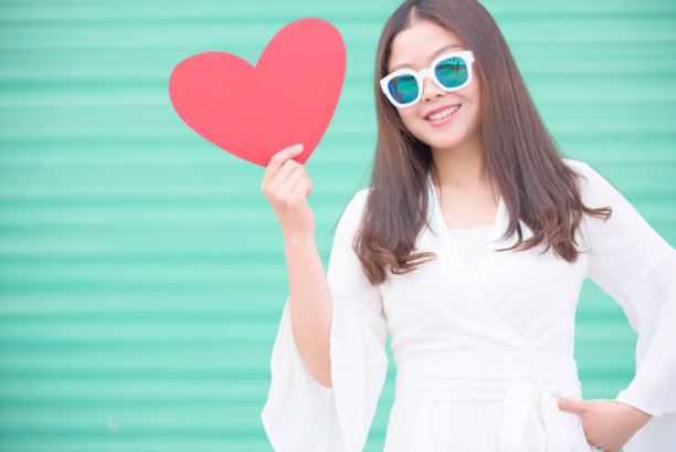 亚洲华人女人和情人节。图片下载