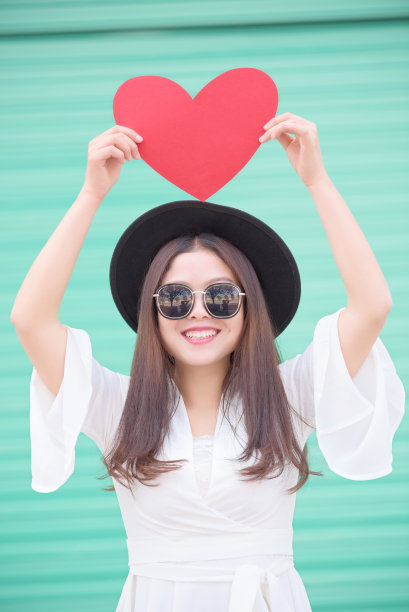 亚洲华人女人和情人节。图片下载