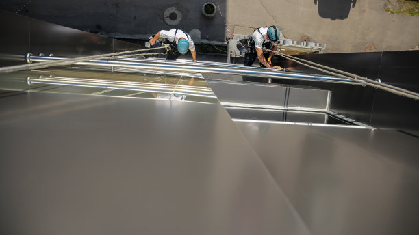 现代摩天大楼的窗户在清洗图片下载