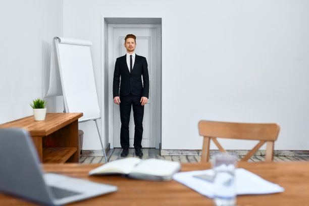 商人通过门图片下载