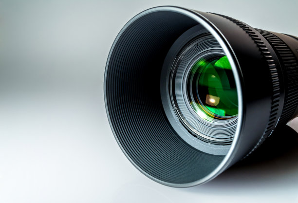 一个单反相机的特写镜头与一个灰白色的背景反射图片下载