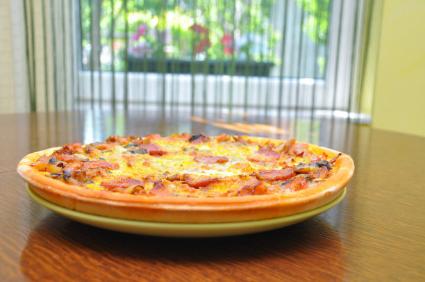 桌上放着美味的披萨。图片下载