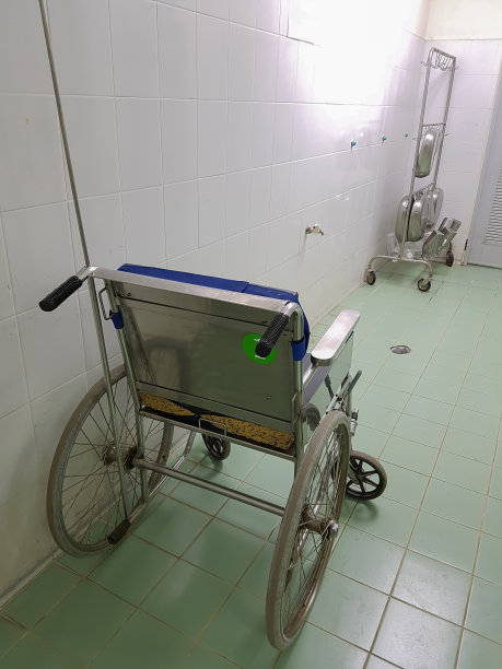 空轮椅停在医院里图片下载