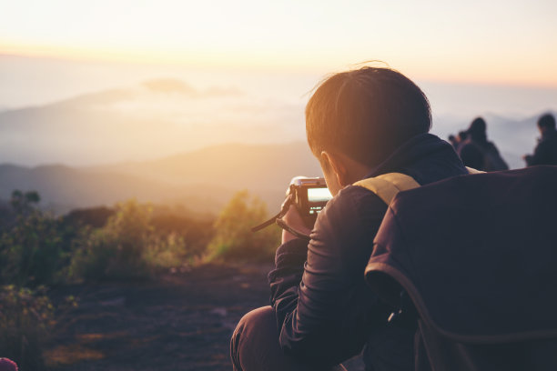日落时摄影师拍照的剪影素材图片