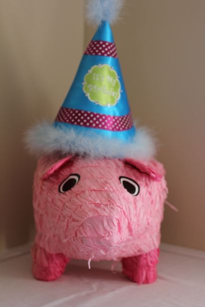 粉红色的纸猪戴着生日帽。图片下载