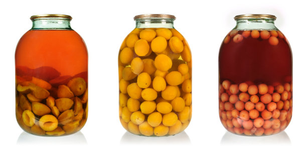 玻璃罐与保存的樱桃，李子和杏孤立在白色背景图片下载