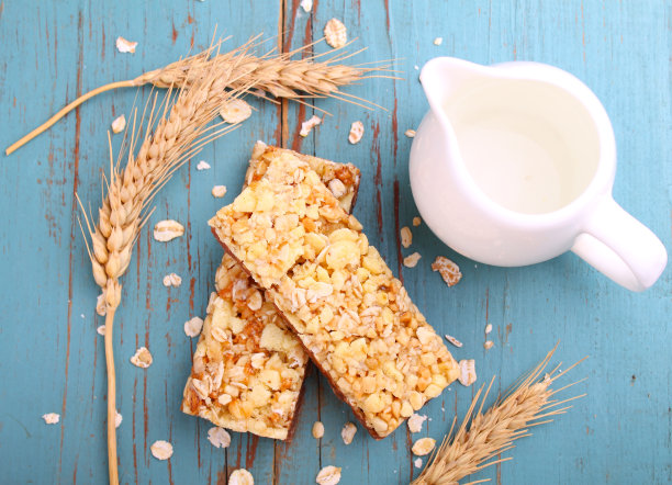 健康的零食，加葡萄干和坚果的麦片棒素材图片