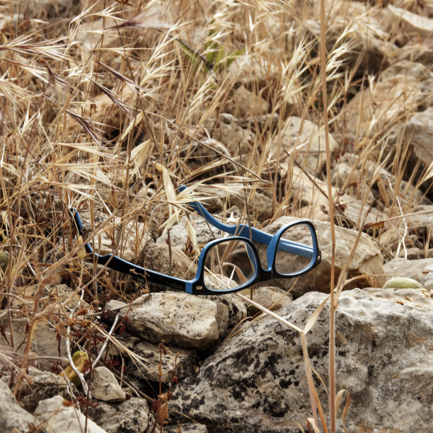 玻璃放在石头上图片下载