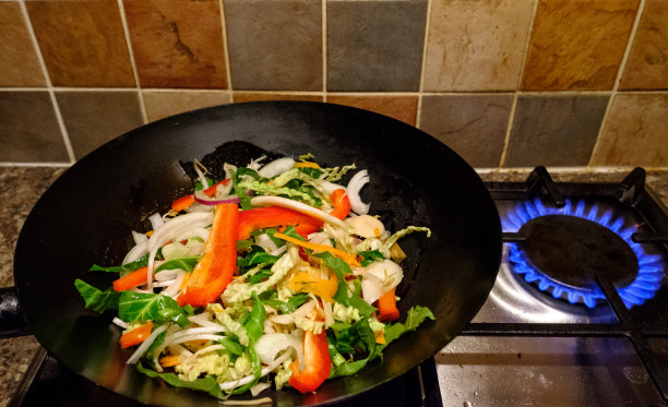 2017年2月20日，英国剑桥郡，布伦蒂舍姆:新鲜准备的中餐被视为晚餐的一部分。这顿低热量的饭主要由新鲜蔬菜组成，似乎是在一个现代化的厨房里准备的。图片下载