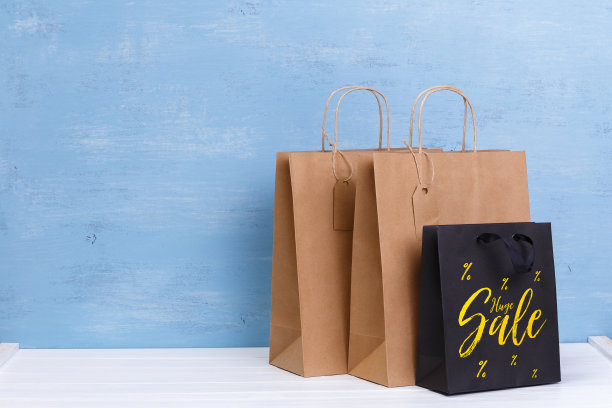 空白购物袋的模型。销售的概念。素材图片