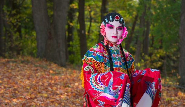 加拿大多伦多秋季户外公园的歌剧演员素材图片