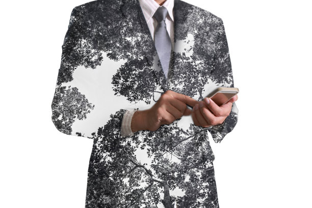 商人触摸智能手机和自然树的双重曝光图片下载