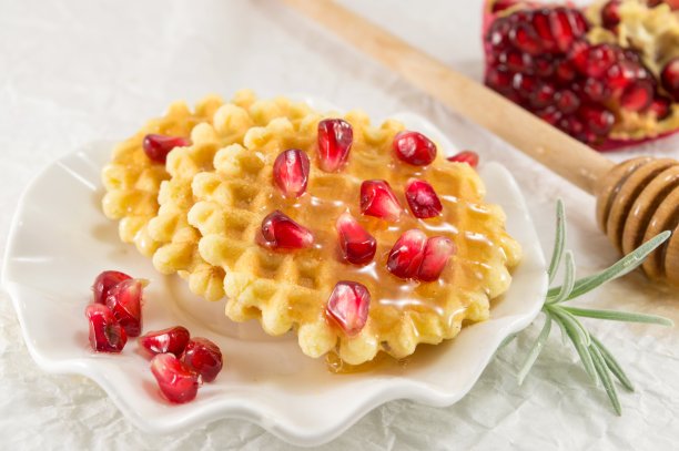 华夫饼加蜂蜜和石榴图片下载