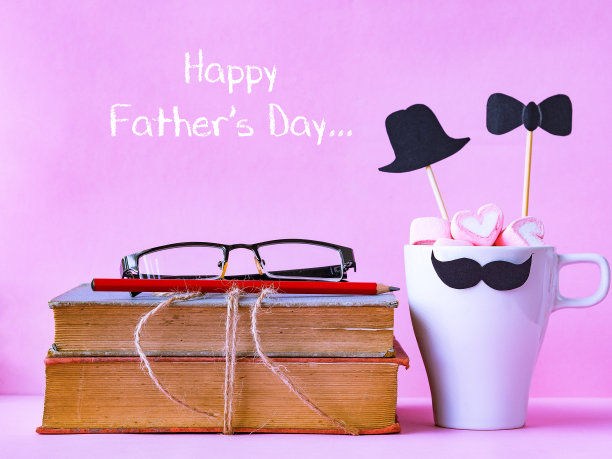 父亲节的概念。爱爸爸字母表在一堆书图片下载