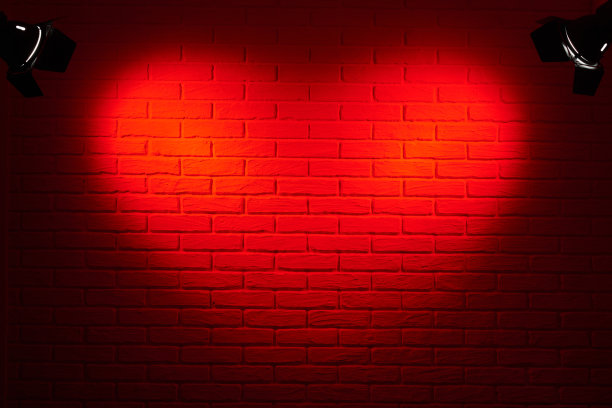 暗红色砖墙配心形光影效果，抽象背景照片，照明设备图片下载