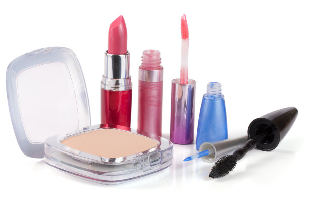 粉底，口红，唇彩，眼线笔和睫毛膏隔离在白色的背景上图片下载