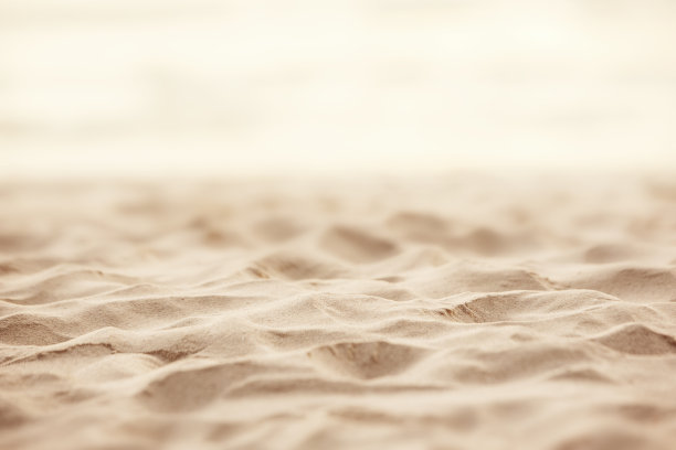 沙子与模糊的海天背景，夏天的一天图片下载