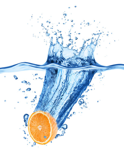 橙色落入水中。孤立在白色的图片下载