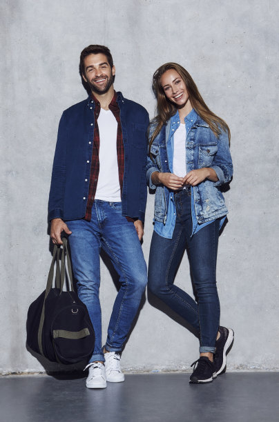 穿着牛仔裤的幸福情侣图片下载