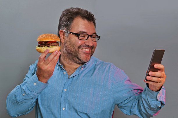 有问题的汉堡的人。图片下载