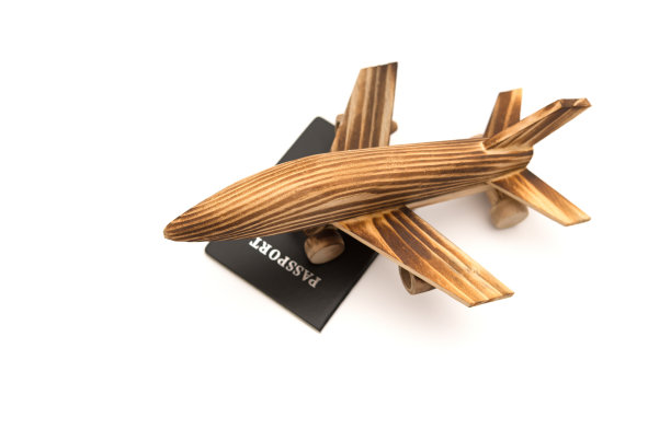 白色背景上护照上的飞机模型图片下载