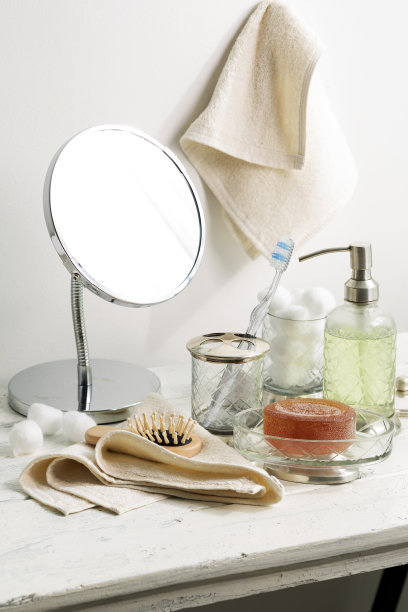 桌上的化妆品图片下载