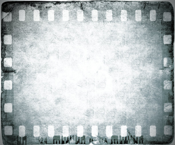 在旧的和损坏的纸张背景上的老式胶片带框架。图片下载