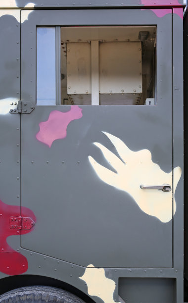 装甲门在军车里有防护图片下载