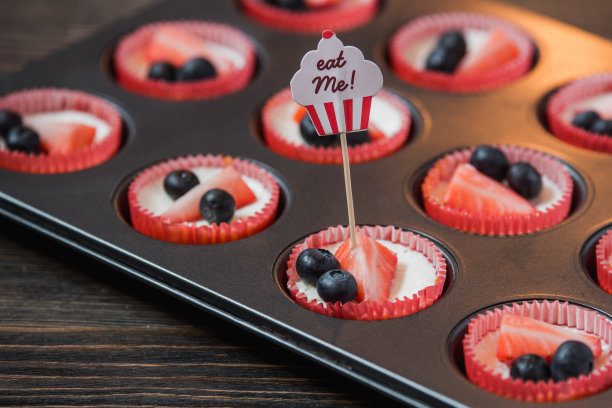 迷你芝士蛋糕配蓝莓和草莓。图片下载