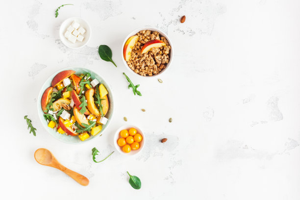 早餐有什锦麦片，桃子沙拉，白底上的新鲜桃子图片下载